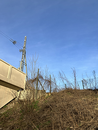 Ljusblå marsmorgonhimmel vid viadukten