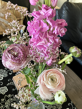 Rosa helgbukett på vardagsrumsbordet