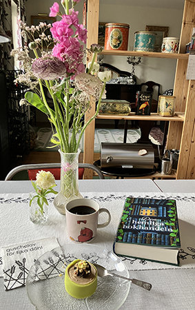 Söndagsfika med Noisette Hopptimisten Den hemliga bokhandeln o rosa blommor