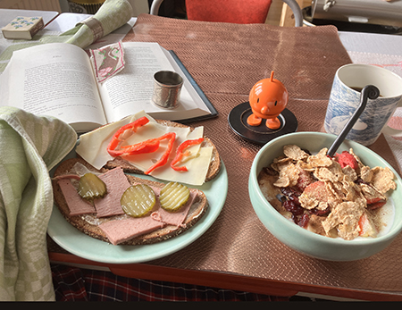 Söndagsfrukost med mackor bokuppslag Hopptimisten fil
