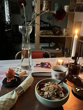 Torsdagsfrukost med Hopptimisten nejlikor tända ljus o detektiv Tillman