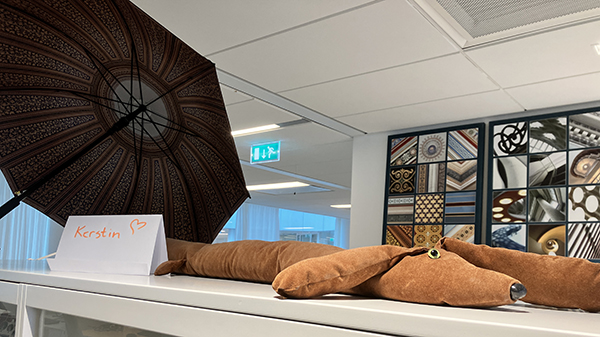 Kerstin hundgosedjur på jobbet