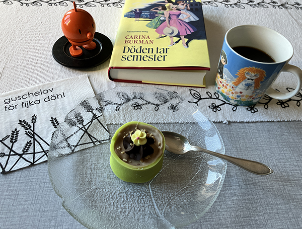 Lördagsfika vid köksbordet med noisette Hopptimisten och Döden tar semester