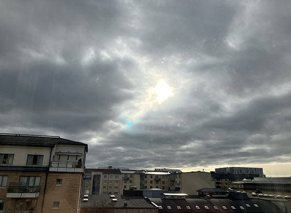 Mörk himmel men solen försöker tränga igenom