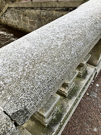 Snö tunt lager på broräcke Snö tunt lager på broräcke