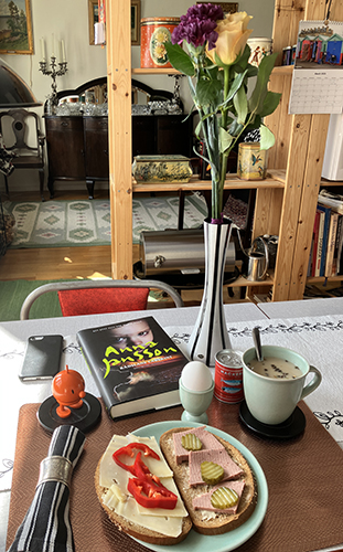 Fredagslunch hemma med nejlikor o rosor Hopptimisten och Rädslans labyrint