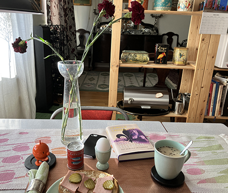 Hemmalunch med macka ägg varma koppen svampt Hopptimisten nejlikor o Ester Tillman