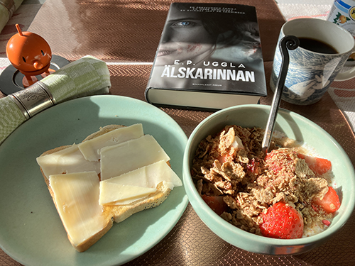 Lördagsfrukost med rostat fil o bär Hopptimisten o Älskarinnan