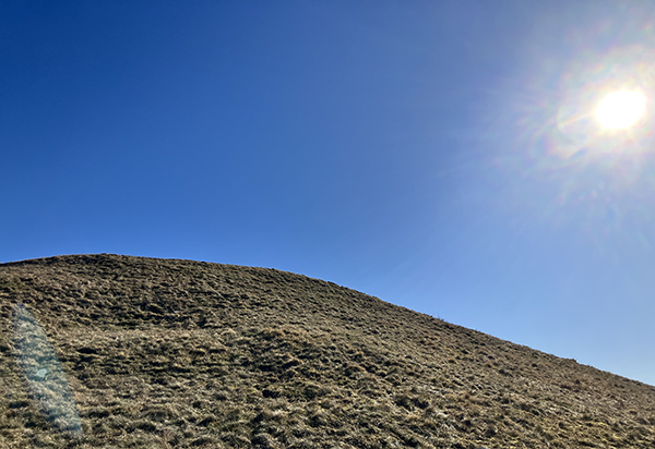 Gravhög och sol Gamla Uppsala 23 mars 2025