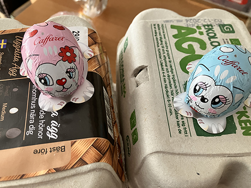 Äggkartonger och chokladkatter