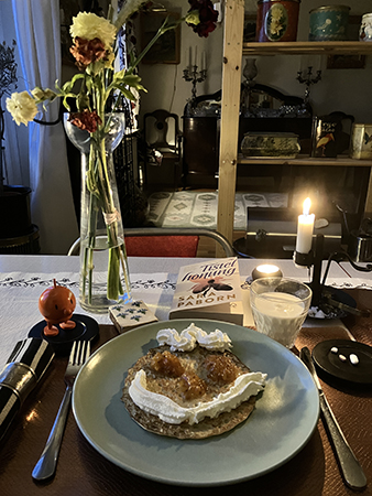 En glad pannkaka vissna blommor tända ljus Hopptimisten o Tistelhonung