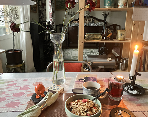 Fredagsfrukost med Hopptimisten Ester Tillman nejlikor o tända ljus