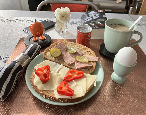 Hemmalunch fredag med mackor ägg varma koppen svamp Hopptimisten o Maja Ekelöf