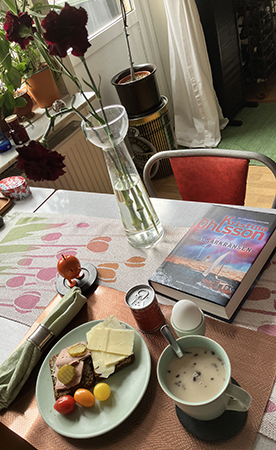 Hemmalunch med nejlikor Hopptimisten Frälsarkransen mackor varma koppen o ägg