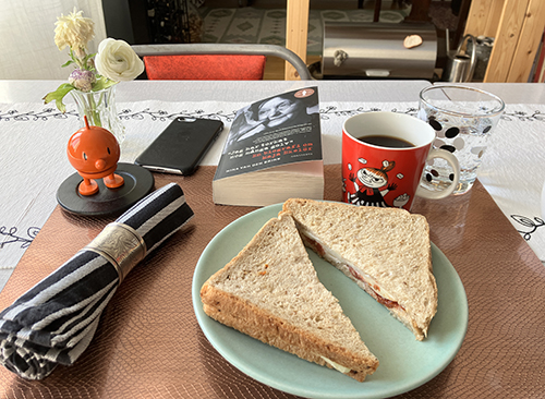 Hemmalunch med ost o tomatsandwich kaffe vatten Hopptimisten o Maja Ekelöf