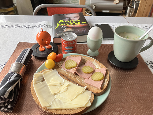 Hemmalunch med två mackor ägg varma koppen sparrissoppa Hopptimisten o Rädslans labyrint