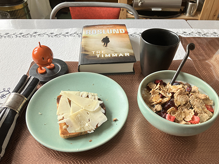 Lördagsfrukost med rostat bröd o fil Hopptimisten o Tre timmar