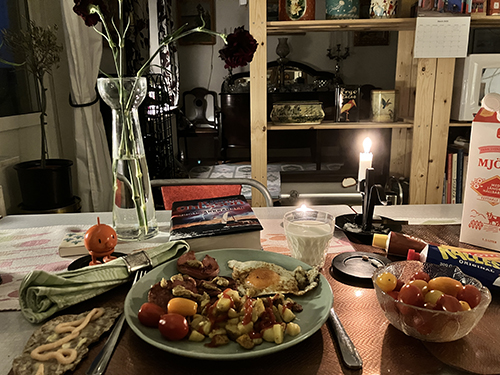 Måndagsmiddag stekt potatis kycklingkorv ägg vissna nejlikor Hopptimisten o Frälsarkransen