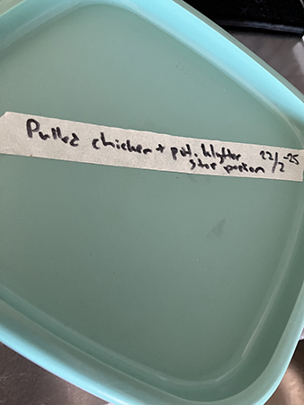 Matlåda med stor portion pulled chicken och klyftpotatis