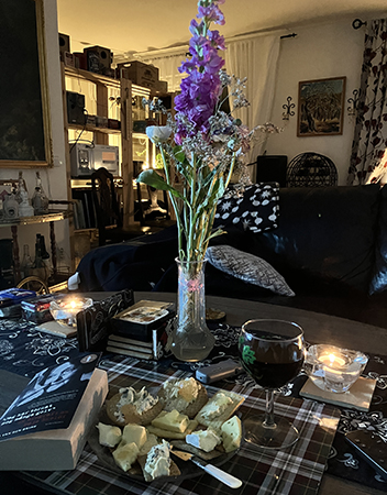 Ostassiett Vespervin Maja Ekelöfbok o tända ljus