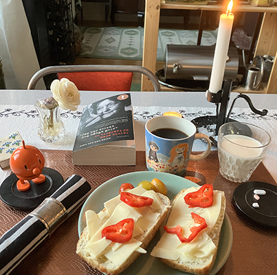 Ostfralla med spetspaprika kaffe mjölk Hopptimisten o Maja Ekelöf Ostfralla med spetspaprika kaffe mjölk Hopptimisten o Maja Ekelöf