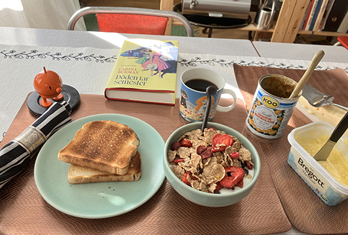 Söndagsfrukost med rostat bröd o fil Hopptimisten o Döden tar semester