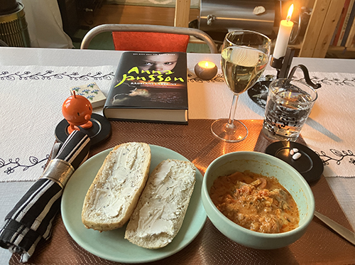 Torsdagsmiddag gotländsk fisksoppa macka Hopptimisten Rädslans labyrint ett glas riesling