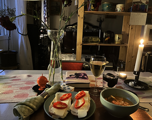 Torsdagssoppa gotländsk fisksoppa ett glas vitt med Hopptimisten Ester Tillman nejlikor o tända ljus