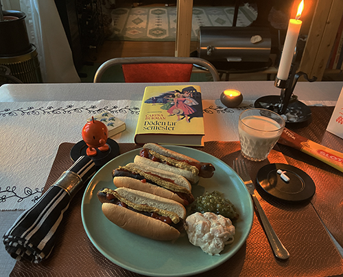 Tre kycklingkorvar med bröd Hopptimisten och Döden tar semester