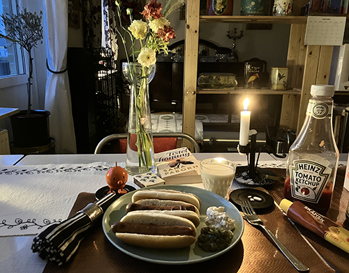 Tre kycklingkorvar med bröd Hopptimisten Tistelhonung tända ljus Tre kycklingkorvar med bröd Hopptimisten Tistelhonung tända ljus