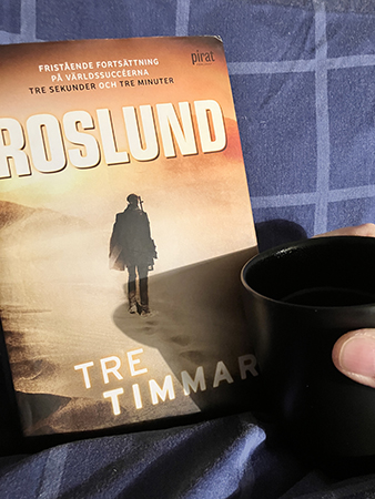 Tre timmar o kaffe på sängen blårutiga lakan