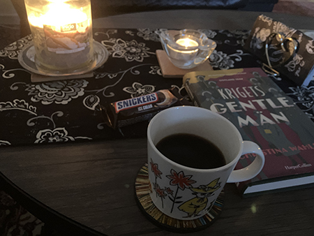 Kvällsfika med Snickersglass o boken Krigets gentlemän