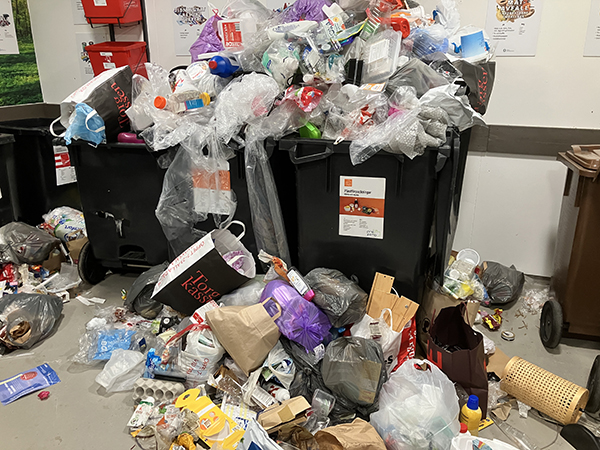Överfulla sopkärl för plast i soprummet