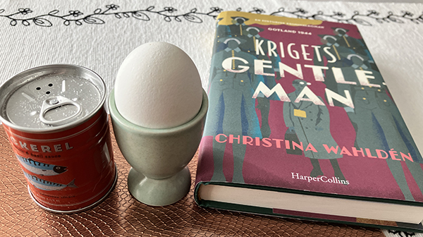 Saltströare kokt ägg i äggkopp och boken Krigets gentlemän