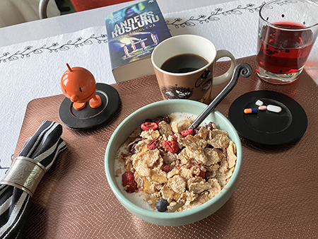 Tisdagsfrukost vid köksbordet Saint Ollie