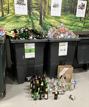 Överfyllt i glaskärlen i soprummet