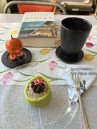 Lördagsfika vid köksbordet med Noisette Hopptimisten o Bortom horisonten