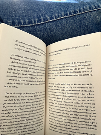 Jag läser i Annas soffa