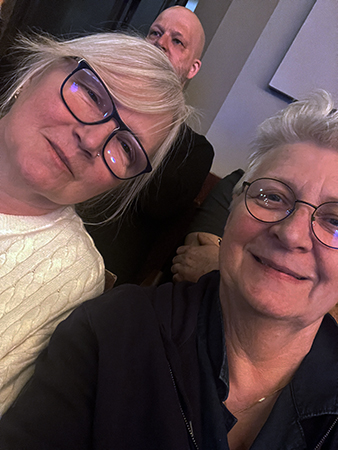 Förväntasfulla A o U o karl som biter A i huvet