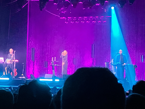 Alison Moyet med kompare på scenen