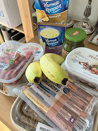 Bär bananer ägg kycklingkorv wok varma koppen glass o bostongurka