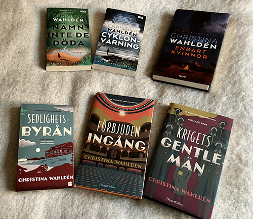 Christina Wahldéns Darwinserie och Polissystrarserie