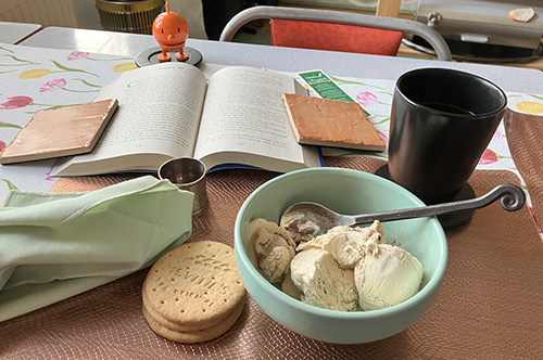 Hasselnötsglass med Hopptimisten o bok