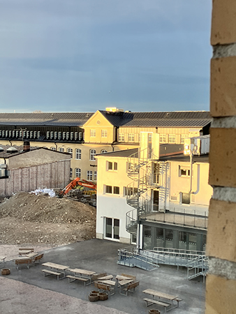 Husen på Väderkvarnsgatan fotade genom vardagsrumsfönstret