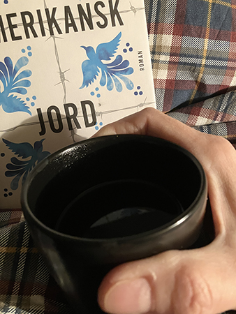 Kaffe på sängen och boken Amerikansk jord