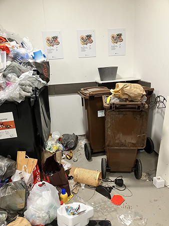 Överfulla kompostkärl i soprummet