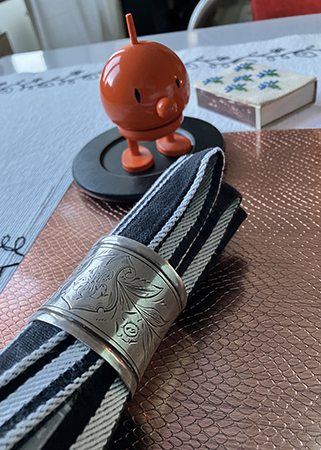 Servett med servettring i silver Hopptimisten tändsticksask med blåklint i korsstygn