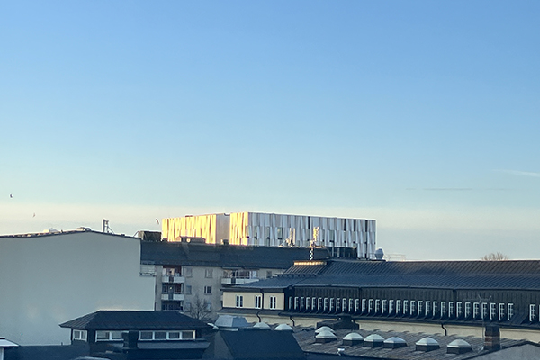 UKK o ljusblå himmel en morgon i början av april 2025