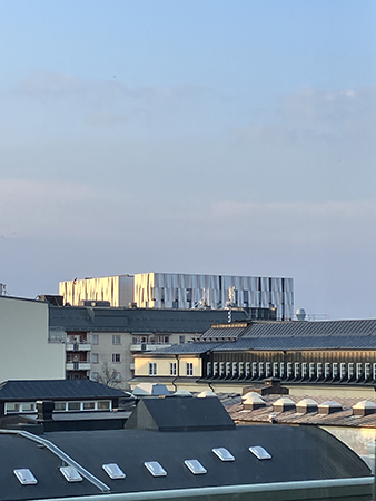 Utsikt mot UKK genom köksfönstret aprilmorgon