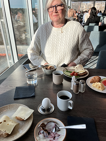 Anna vid hotellfrukosten Anna vid hotellfrukosten